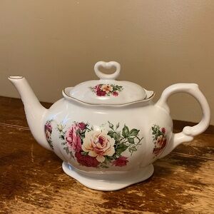 English Cabbage Roses Teapot made in England.